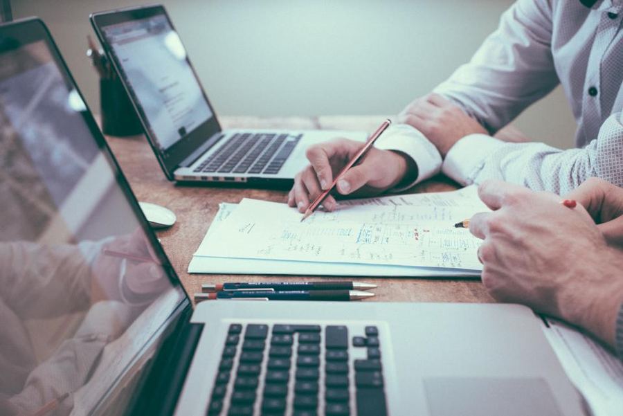 Reviewing claims analysis on paper and laptops